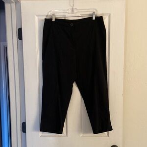Woman’s Black Ankle Pants